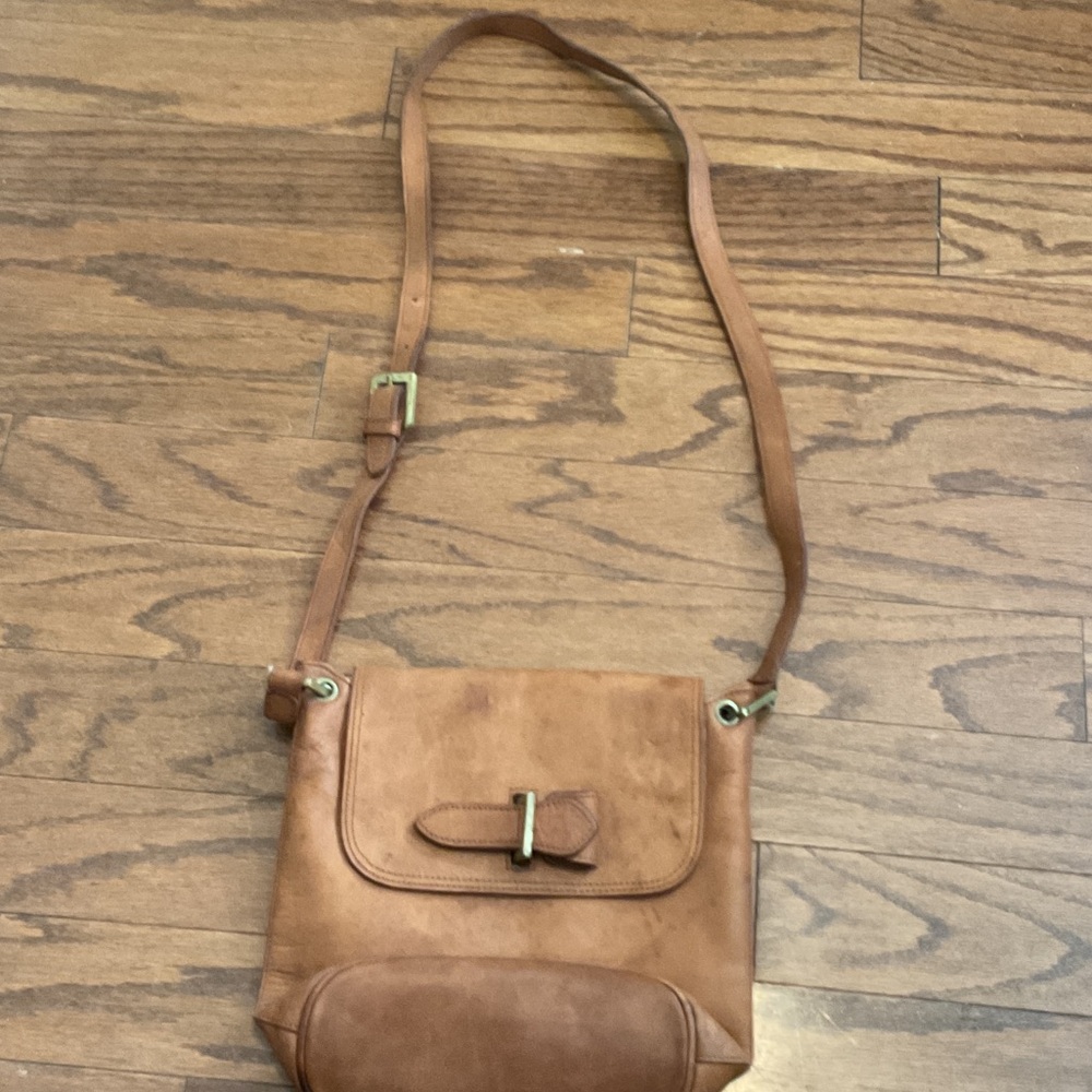 Elegant Tan Leather Crossbody Bag